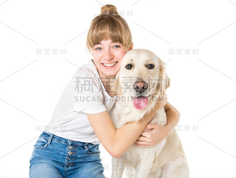 漂亮的少女和她美丽的金毛猎犬在白色的背景