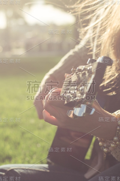 长发女孩在弹原声吉他