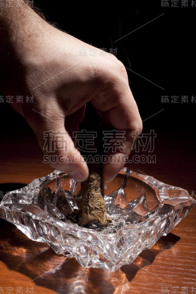 抽雪茄