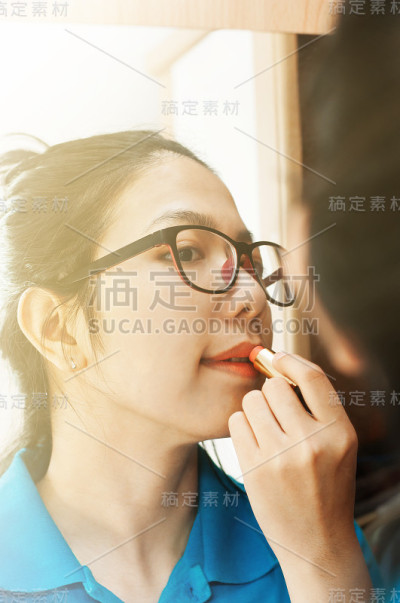亚洲女孩化妆的肖像。