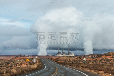 烟从工厂的烟囱里冒出来