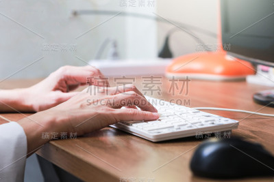 在家工作和电脑女写博客。