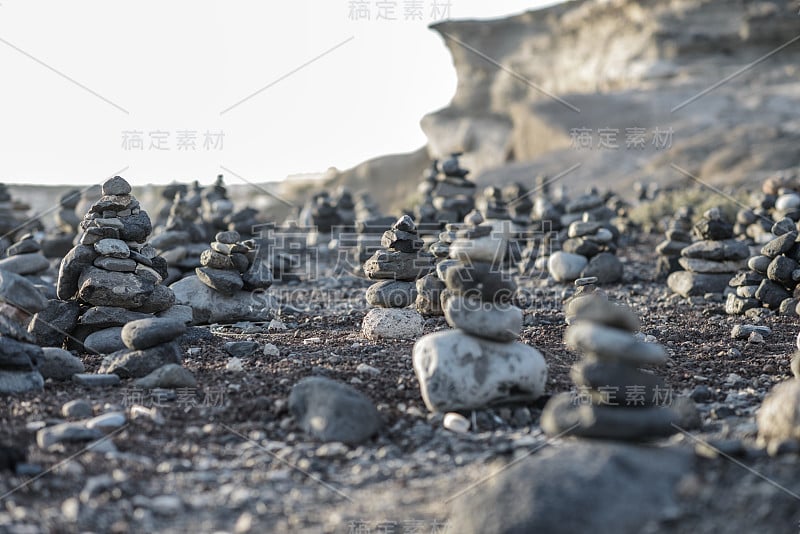 用灰色的石头建造的塔