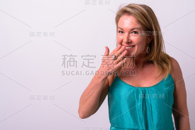 白色背景下美丽成熟女人的肖像