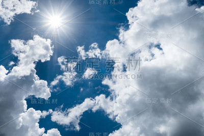 深蓝天空中的高积云和太阳。