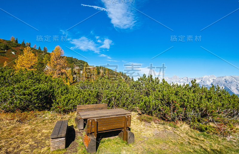 秋天宁静的阿尔卑斯山山景。施泰尔马克Reiteralm,奥地利。