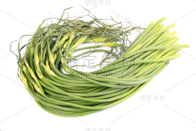 新鲜蒜苔孤立在白色背景上