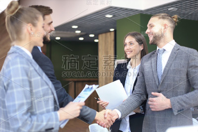 业务伙伴在工作场所交换业务对象。