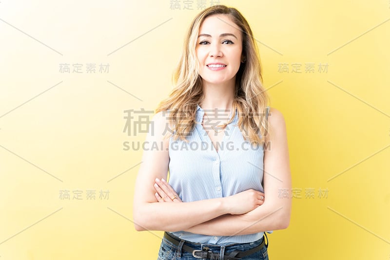 自信的白人女人双臂交叉