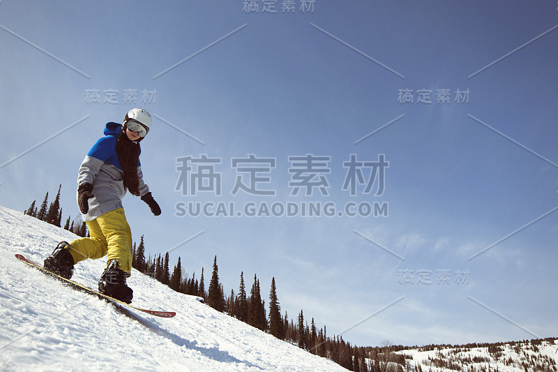 雪山滑雪板上的女性。冬季运动度假山天空度假村