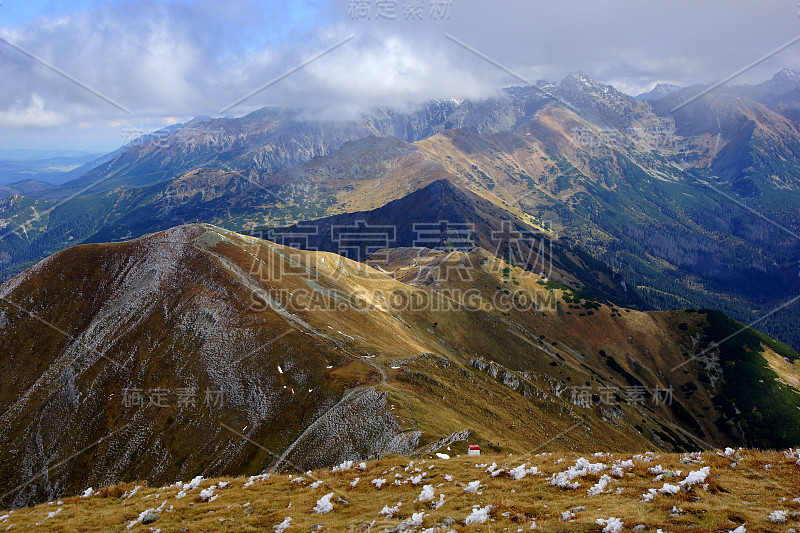 波兰塔特拉山脉的红色山峰