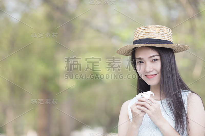 美丽女人的肖像。皮肤和面部护理理念