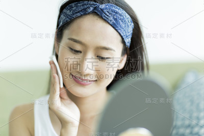 年轻女子护理皮肤
