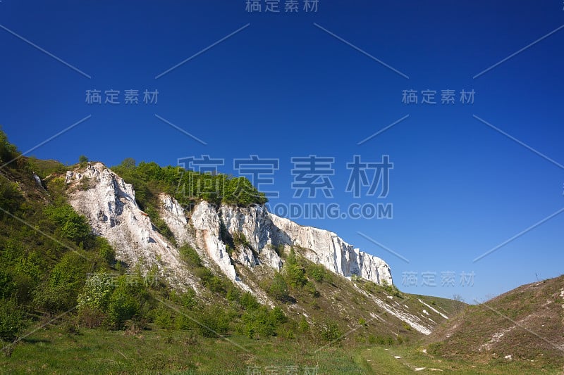 俄罗斯中部古老的白垩山脉。山峰和小山的风景。