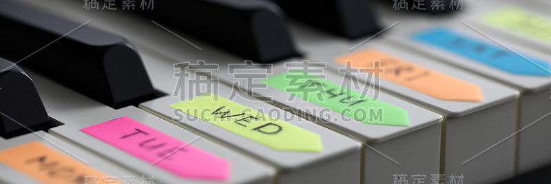 空钢琴键盘五颜六色的音符