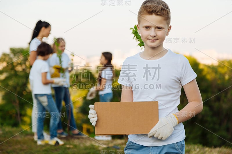 帅气的小孩展示纸箱板