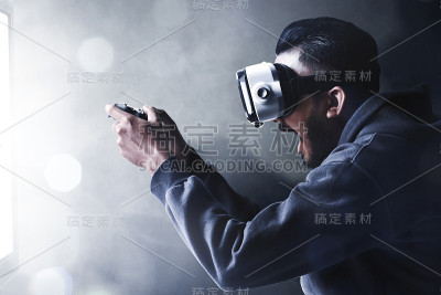戴着虚拟现实头盔的男人