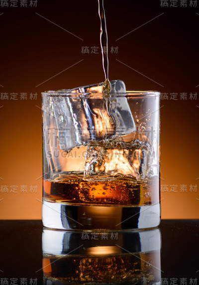 一杯加冰的威士忌