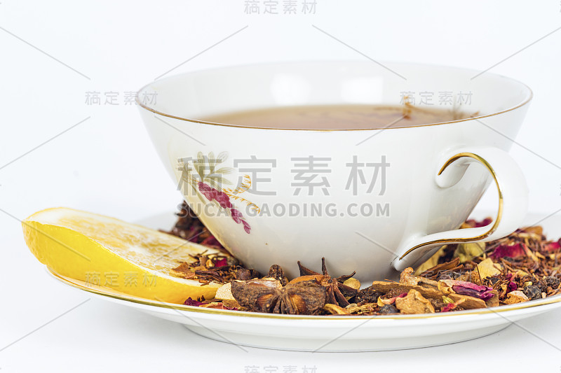 一杯茶和一片柠檬