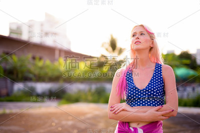 美丽的年轻女子户外与冷静的态度
