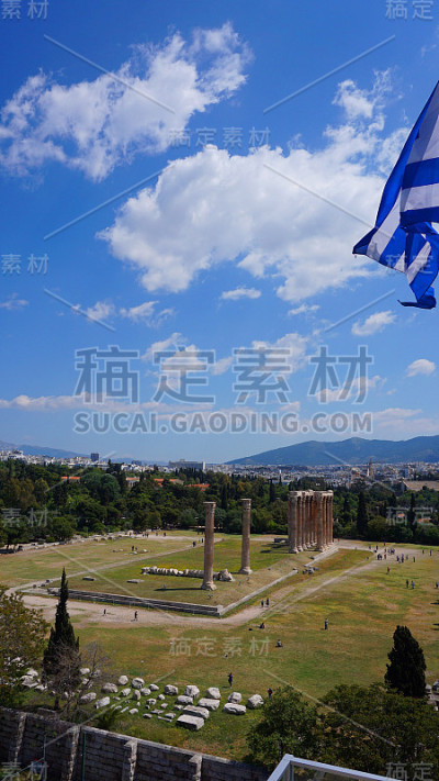 一个春天的早晨，雅典历史中心，阿提卡，希腊，奥林匹亚宙斯神庙的标志性柱子的航拍照片