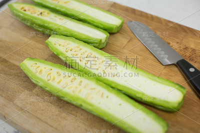 两个切成块的苦瓜