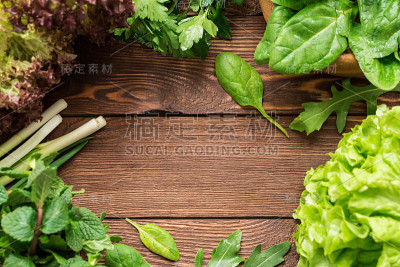 刚洗过的绿色蔬菜放在木桌上