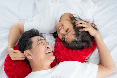快乐的亚洲老年夫妇有美好的时间在家里。老年人退休与健康公民老年观念。
