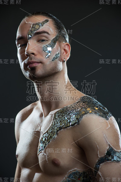 年轻英俊的男人，身上画着莫兹的人体艺术。