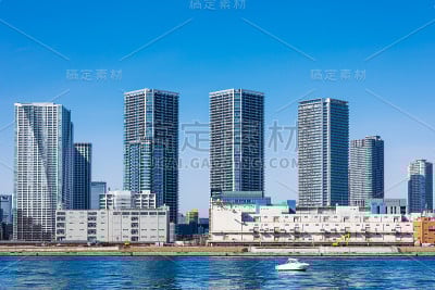 在蓝天下拍摄东京滨水景观