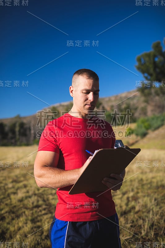 教练在新兵训练营的写字板上写字