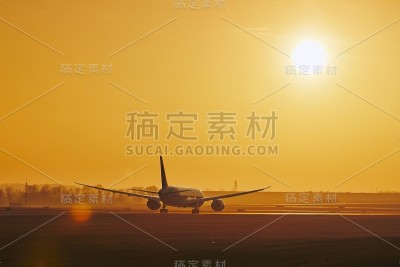 机场跑道上的飞机