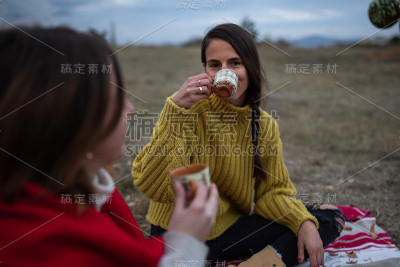 野餐库存照片上的两个女孩在喝咖啡