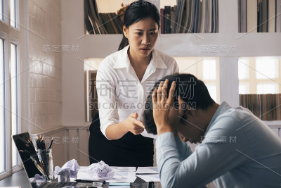 商业合作伙伴的指责和认真的讨论。