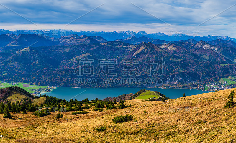 风景如画的秋季阿尔卑斯山沃尔夫冈湖从沙夫伯格的观点，萨尔茨卡默古特，上奥地利。