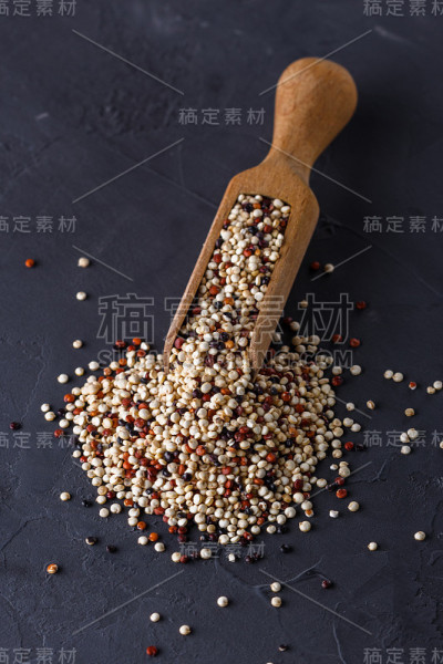 在黑色的石头背景上混合藜麦颗粒