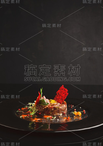 配酱汁的鞑靼生牛肉放在黑色盘子里