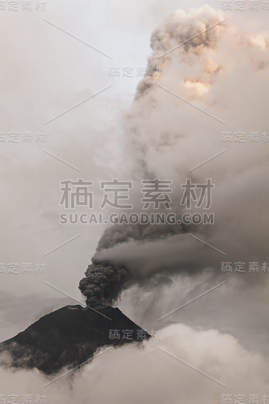 鸟瞰通古拉瓦火山喷出的火山灰和气体