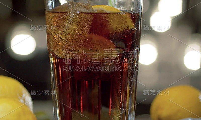 盛有鸡尾酒或汽水的玻璃杯