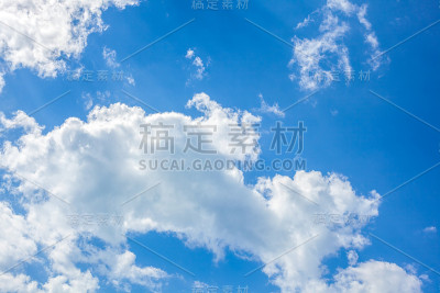 白云伴蓝天，纹理自然