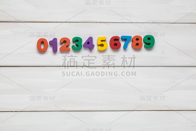 白色木质上的彩色数字