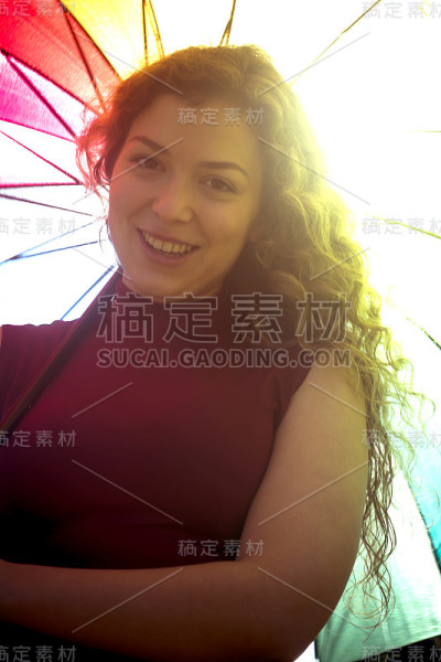 一个在阳光明媚的日子里打着伞的漂亮女人