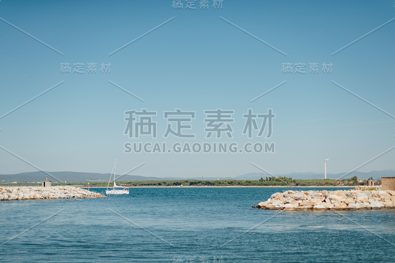 位于意大利Marina di Scarlino港口游艇俱乐部的游艇停车场入口。