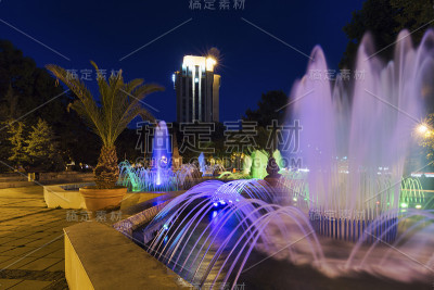 喷泉与夜灯