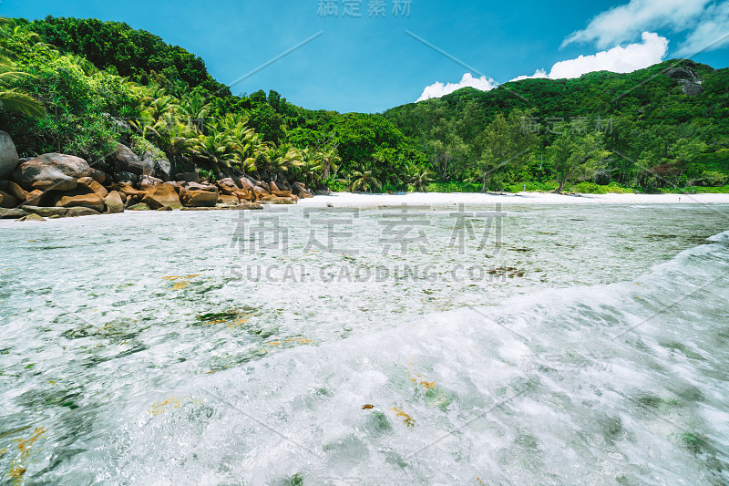 塞舌尔拉迪格岛，安斯科科斯海滩上的浅泻湖