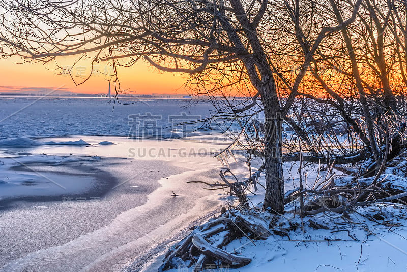 Sunny day February 29, 2020 on the shores of the G