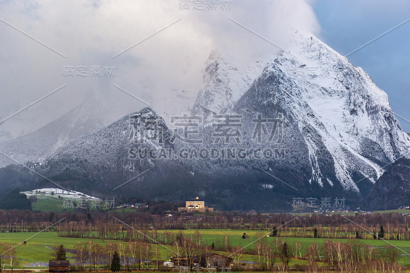 冬天的风景与白雪覆盖的格林明山和特劳滕费尔斯城堡在恩斯特尔，斯蒂里亚，奥地利