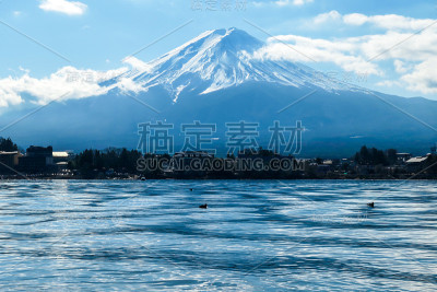 日本——从川口千子湖近距离观看富士山