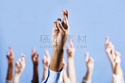 双手高举蓝天，祈求好运