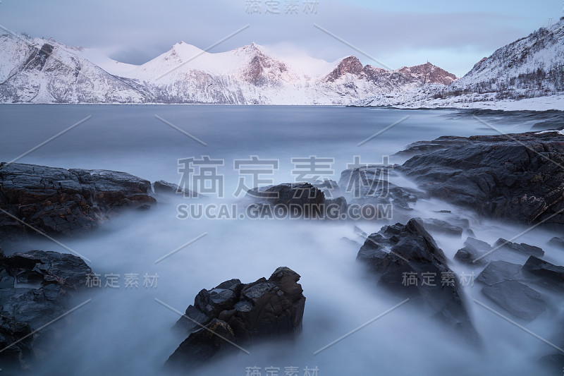 挪威森雅的冰雪峡湾和山脉全景，令人惊叹的挪威自然海景热门旅游景点。最著名的旅游景点。美丽的日落在令人